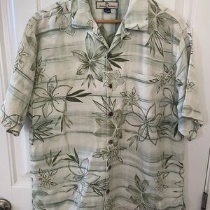Tommy Bahama Mens 100% Silk Green Floral Hawaiian Shirt  Size M Short Sleeve